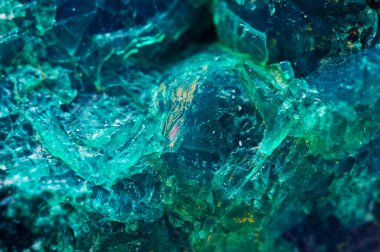 Doğal kristal. Kristal arka plan. Makro. Mineral yeşili