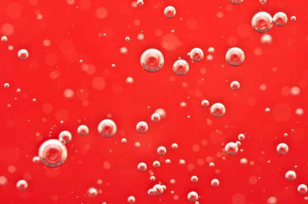 赤い液体中の酸素の泡 概念的な医療プロジェクトやハロウィーンのために マクロ — ストック写真
