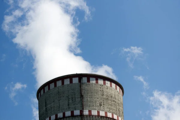Reattore Atomico Centrali Nucleari Funzione Fumo Dal Camino Cielo Blu — Foto Stock
