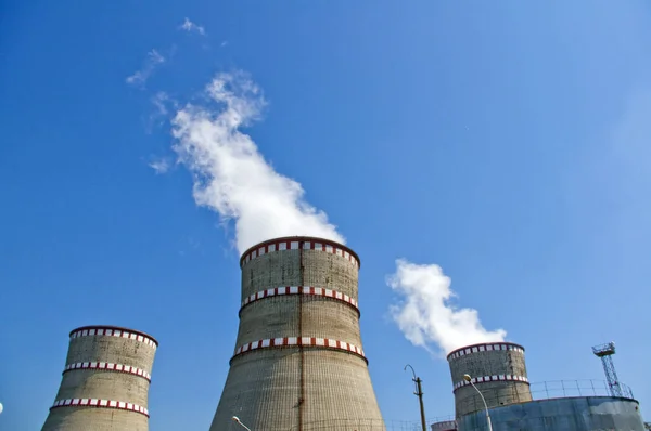 Atoomreactor Exploitatie Van Een Kerncentrale Rook Uit Schoorsteen Blauwe Lucht — Stockfoto