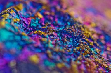 Soyut arkaplan. Nugget, renkli metal. Güzel yapı. Makro.