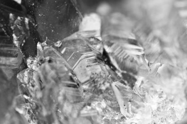 Doğal kristal yapıdan soyut siyah beyaz arkaplan.