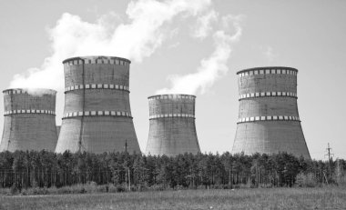 Atom reaktörü. Nükleer enerji santrali işletiyorum. Bacadan duman çıkıyor, siyah ve beyaz. Güç Üretimi