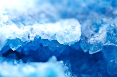 Mavi kristaller. Kış projeleri için havalı bir arka plan. Buz Arkaplanı