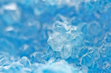 Mavi kristaller. Kış projeleri için havalı bir arka plan. Buz Arkaplanı