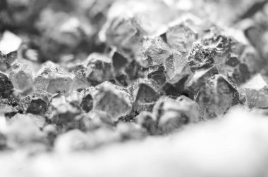 Gri kristaller. Projeler için siyah beyaz arka plan. Siyah-beyaz fotoğrafçılık