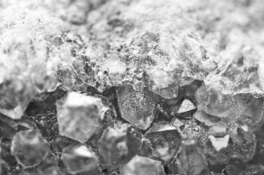 Gri kristaller. Projeler için siyah beyaz arka plan. Siyah-beyaz fotoğrafçılık