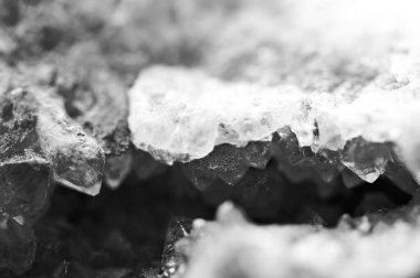Gri kristaller. Projeler için siyah beyaz arka plan. Siyah-beyaz fotoğrafçılık