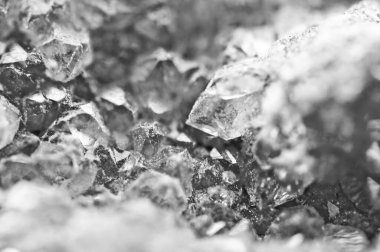 Gri kristaller. Projeler için siyah beyaz arka plan. Siyah-beyaz fotoğrafçılık