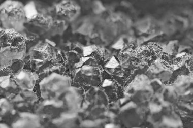 Gri kristaller. Projeler için siyah beyaz arka plan. Siyah-beyaz fotoğrafçılık