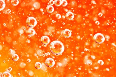 Kanında makro oksijen kabarcıkları var. Kırmızı-turuncu sıvı.