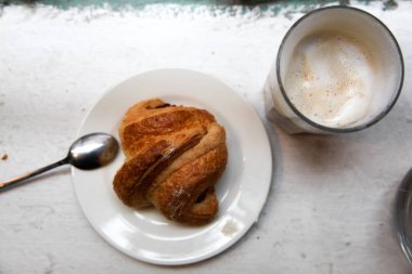 antika arka plan üzerinde kahve ile gevrek ay çöreği