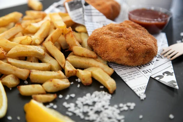 Batatas Fritas Com Rissole Frango Fundo Preto Junk Food Fotos De Bancos De Imagens