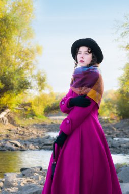 Kız autu arka planı parlak koyu kırmızı paltolu