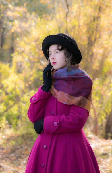 Retrato chica en un abrigo carmesí brillante en el soleado día de otoño al aire libre . —  Fotos de Stock