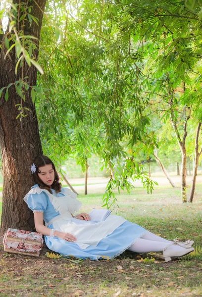 Meisje leerling viel slaap onder een boom met een boek. — Stockfoto