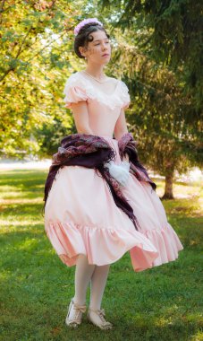 Romantik kız bir gece elbisesi içinde tutmak bir şal ayakta eller