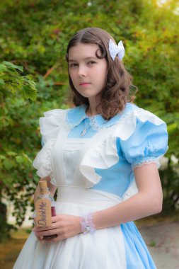 Alice resimdeki kız kiraz renk glas içki içecekler