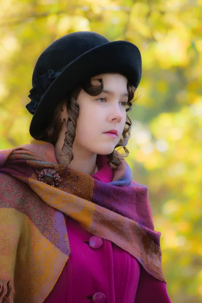 Retrato chica en un abrigo carmesí brillante en outdo día de otoño soleado —  Fotos de Stock