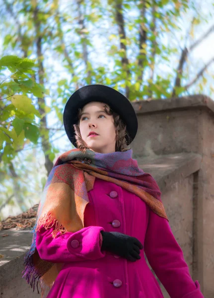 Chica retrato en un abrigo carmesí brillante en el soleado día de otoño —  Fotos de Stock