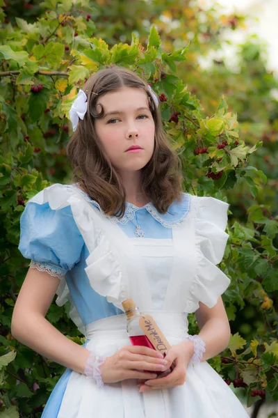 Chica en imagen de cuento de hadas heroína bebidas bebida de botella de vidrio — Foto de Stock