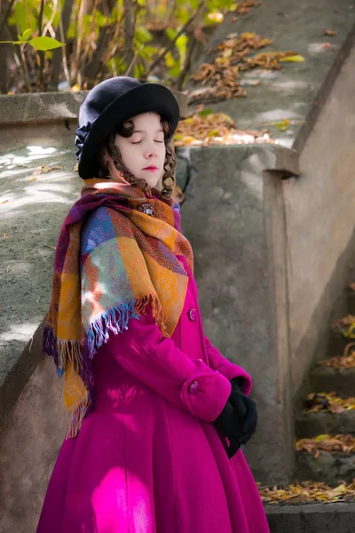 Retrato chica en un abrigo carmesí brillante con los ojos cerrados . —  Fotos de Stock