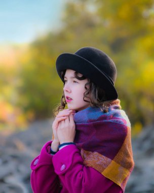 Serin sonbahar günü buz gibi kız.