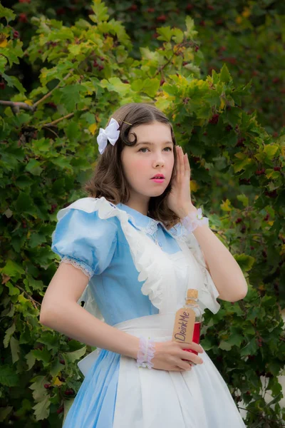 La chica en la imagen de la fabulosa heroína escuchando el s — Foto de Stock