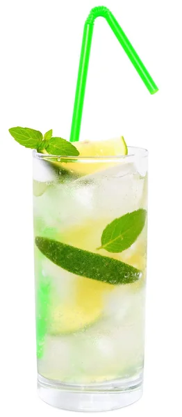 Fruit limonade met kalk en ijsblokjes en blad munt in een highba — Stockfoto