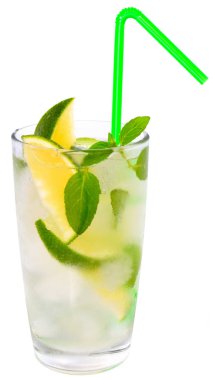 Mojito kireç ve yaprak ile kokteyl izole nane