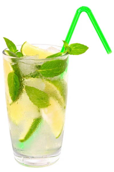 Mojito cocktail met limoen en blad mint geïsoleerd — Stockfoto