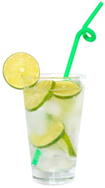 Mojito izole bir highball cam buz küpleri ile kokteyl