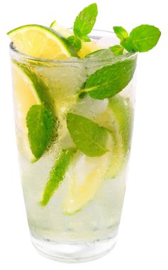 Mojito kireç ve yaprak ile kokteyl izole nane