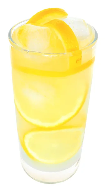Limonada com cubos de gelo e limão isolado — Fotografia de Stock