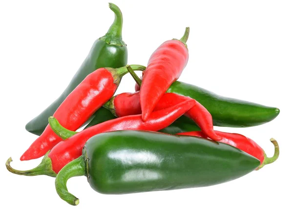 Pila de pimientos picantes rojos y verdes aislada — Foto de Stock