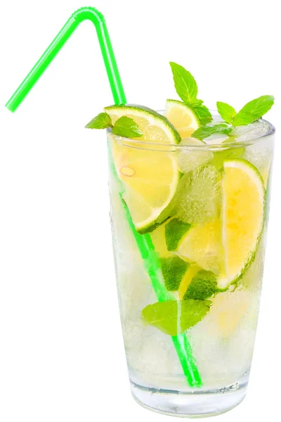 Limonadencocktail mit Limette, Eiswürfel und Trinkhalmen — Stockfoto