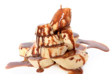 dilimlenmiş muz dilimleri çikolata sos ile boğulmuş