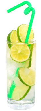 Caipirinha kireç ve yaprak ile kokteyl izole nane