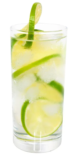 Cocktail Caipirinha con cubetti di ghiaccio in un bicchiere highball isolato — Foto Stock