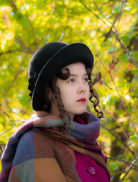 Retrato chica en un abrigo carmesí brillante en outdo día de otoño soleado —  Fotos de Stock