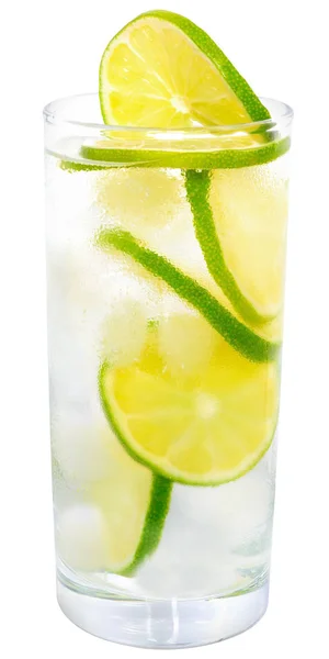 Cocktail caipirinha com limão e cubo de gelo isolado — Fotografia de Stock