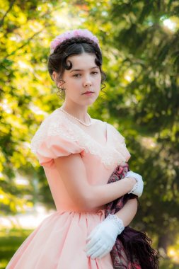 Bir şal eller bir gece elbisesi holding romantik kız