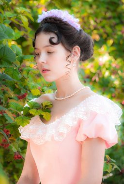 Yeşillik içinde portre romantik kız