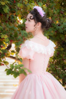 İyi espri de bahçede romantik kız.