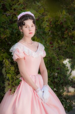 Özenli bir görünüm ile gece elbisesi içinde gurur kız