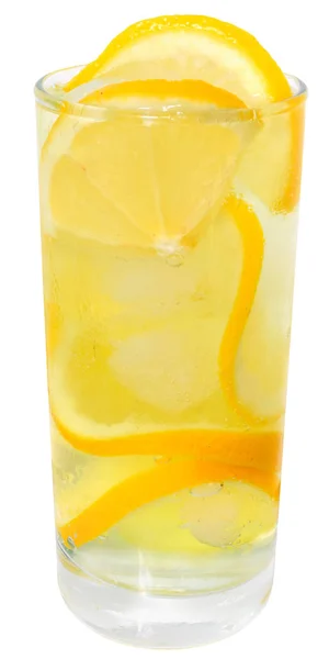 Cocktail com suco de laranja e cubos de gelo isolados — Fotografia de Stock