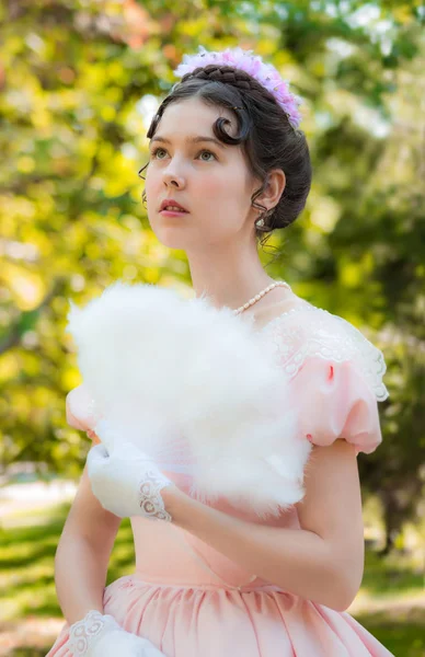 Romantik, çekici kız kendini fan fanning ile bir attentiv — Stok fotoğraf
