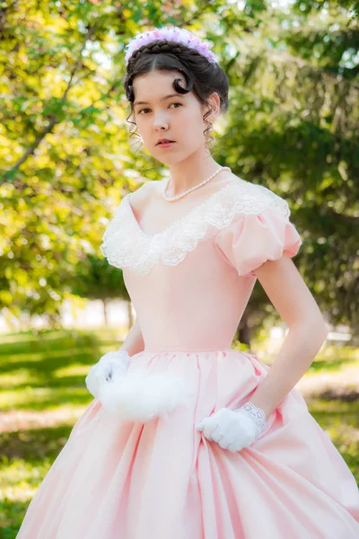 Chica en vestido de noche con prisa para una reunión . —  Fotos de Stock