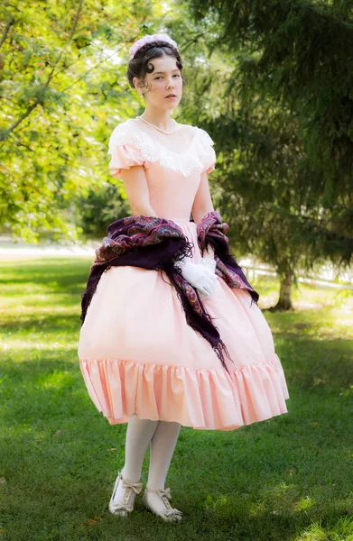 Romantisches Mädchen im Abendkleid hält einen Schal in der Hand — Stockfoto