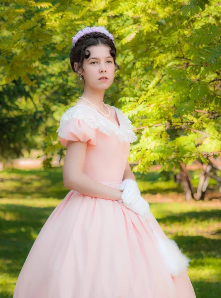 Orgullosa chica en vestido de noche con una mirada atenta —  Fotos de Stock